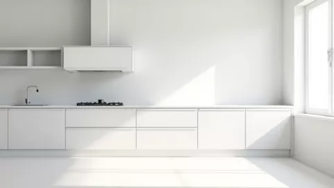 Co między szafkami w białej kuchni