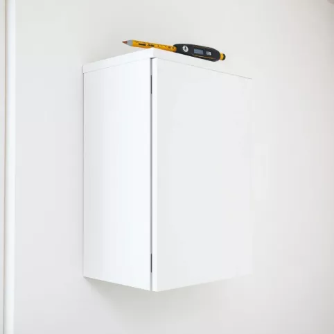 Jak przymocować szafę do ściany bez wiercenia