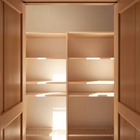 Jak usunąć zapach stęchlizny z szafy