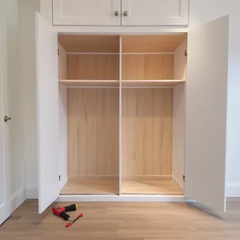 Jak wymienić panele pod szafą w zabudowie