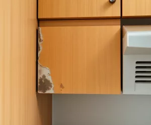 Jak zabezpieczyć szafki przed parą