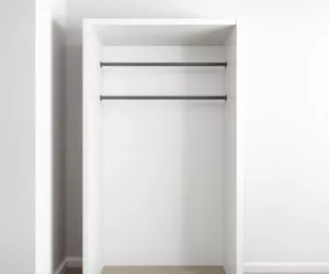 Wąska szafa z drążkiem